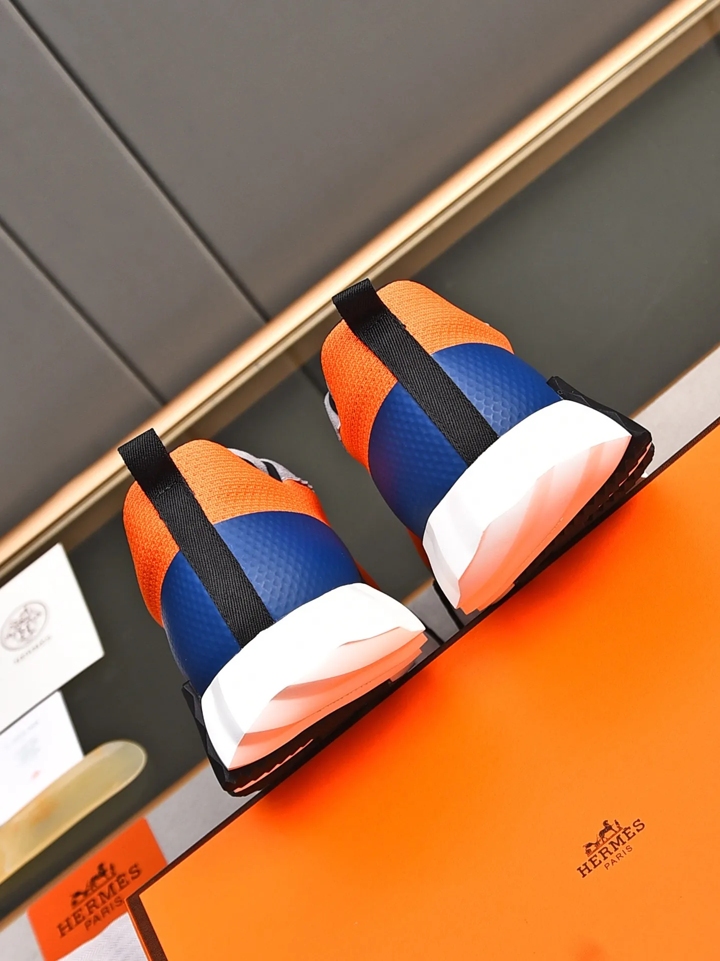 PP600【Hermes】fe new arrival~New Bouncing sneakers are the most comfortable shoes from Hermès. They are extremely light on the feet and look great. You won’t feel tired even when you go shopping and running around. 👍Very light and comfortable. Extremely light. Perfect for both sports and leisure. The feeling of stepping on them is great! It’s up to you to choose, there’s always what you want~ ✔️Fabric: Imported first-layer cowhide + high-elastic fly weave ✔️Inner lining: Imported water-dyed cow lining ✔️Outsole: Seamless combination of IP+TPU (multi-color letters) German technology irradiation machine ✔️Code number: Male 38-44 (45 customized)